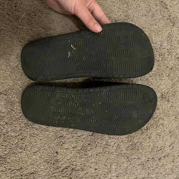 Black Nike slides - Picture 2 of 3